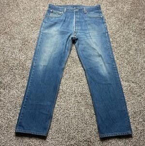 Vintage Levi’s 501 Straight Leg Button-fly 100% cotton Med Wash 38x33
